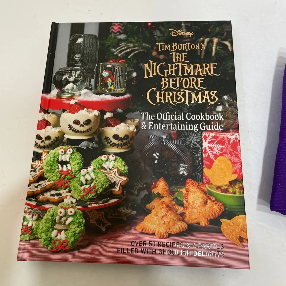 NEW IN BOX DISNEY THE NIGHTMARE BEFORE CHRISTMAS OFFICIAL COOKBOOK & APRON‎